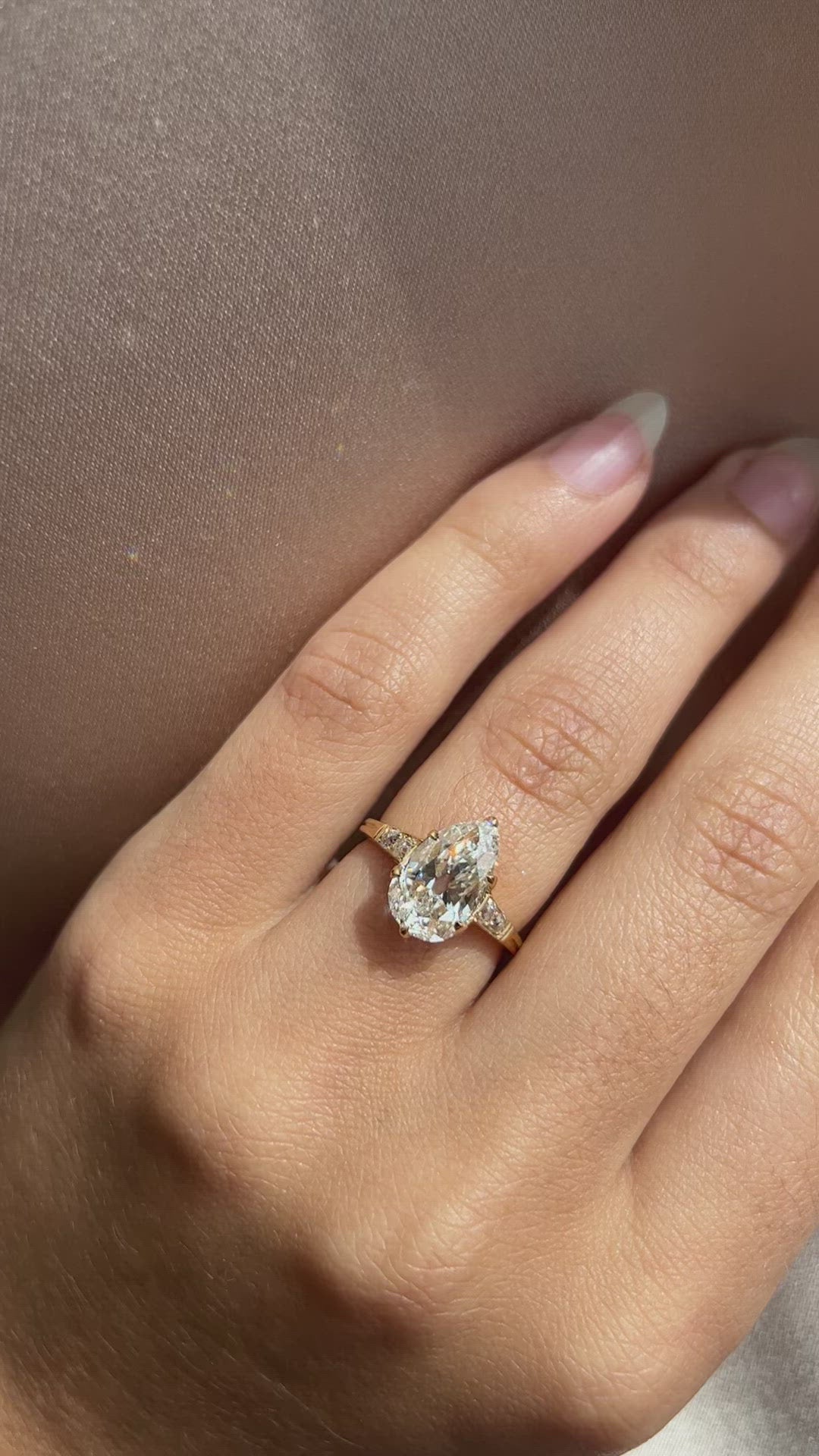 g-h-i color, si-i clarity diamond in yellow gold setting