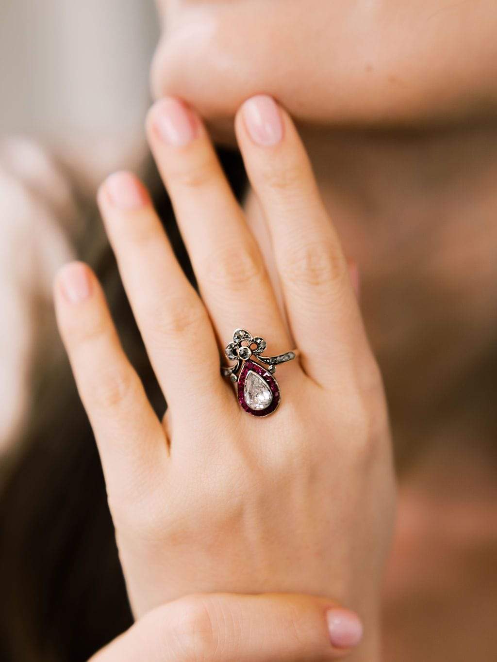 j-k-l color, si-i clarity in two-tone setting