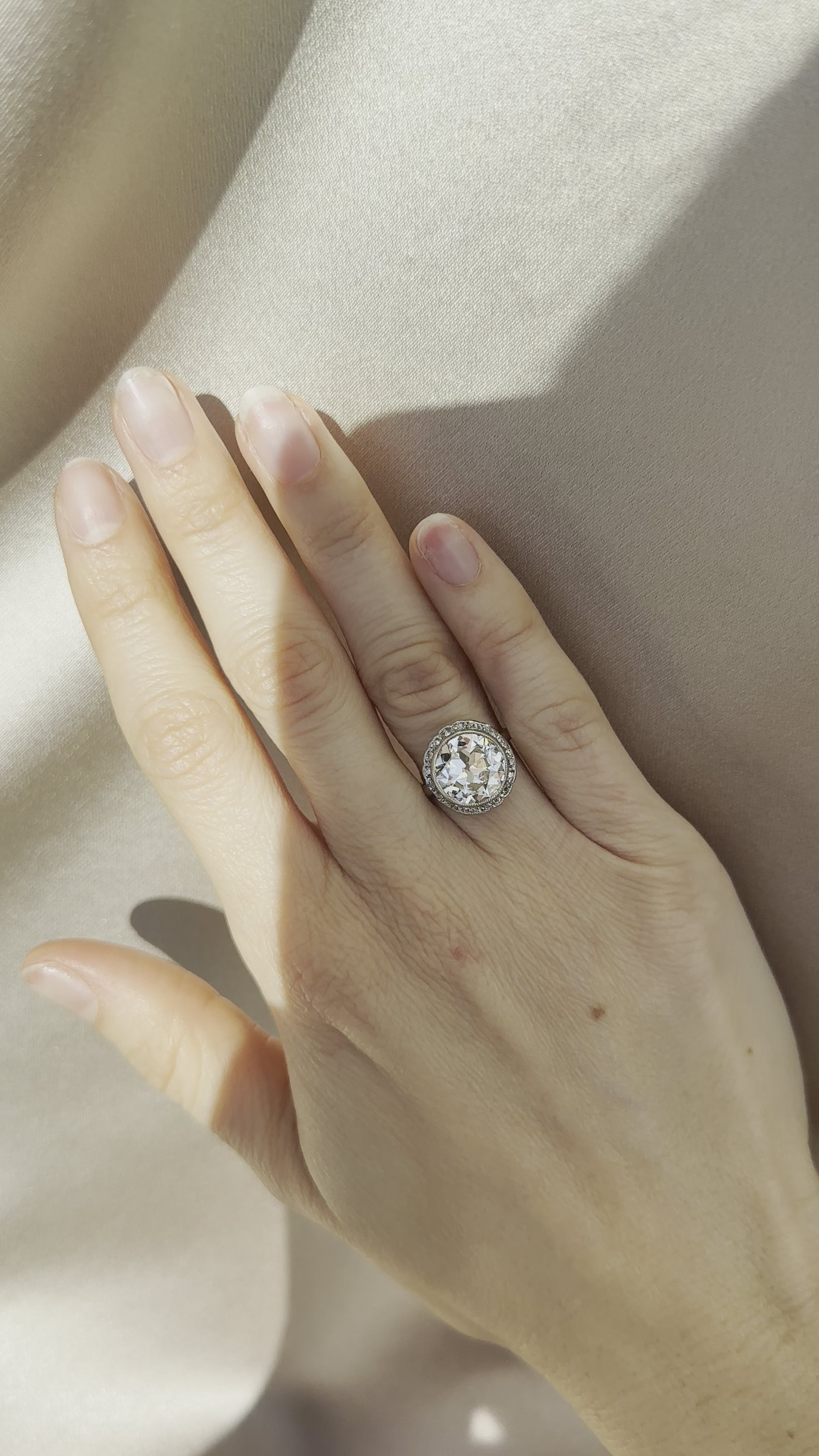 m-z color, si-i clarity diamond in platinum setting