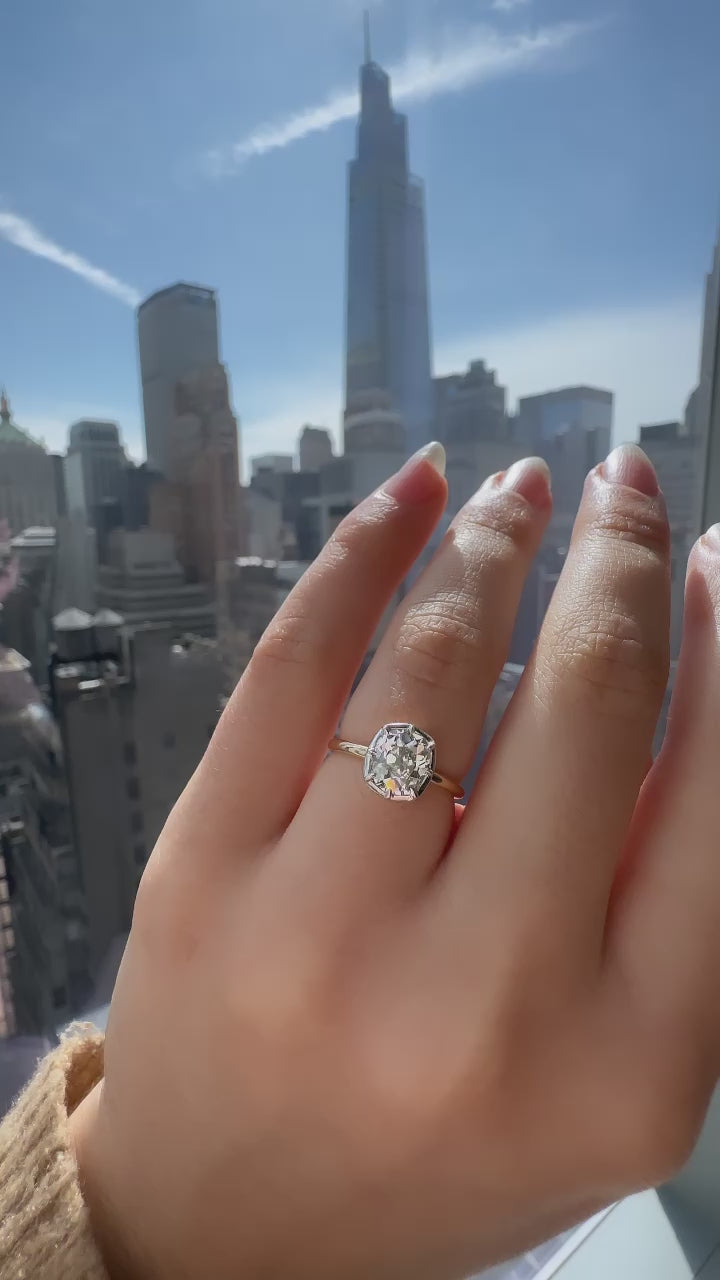 g-h-i color, si-i clarity diamond in two-tone setting