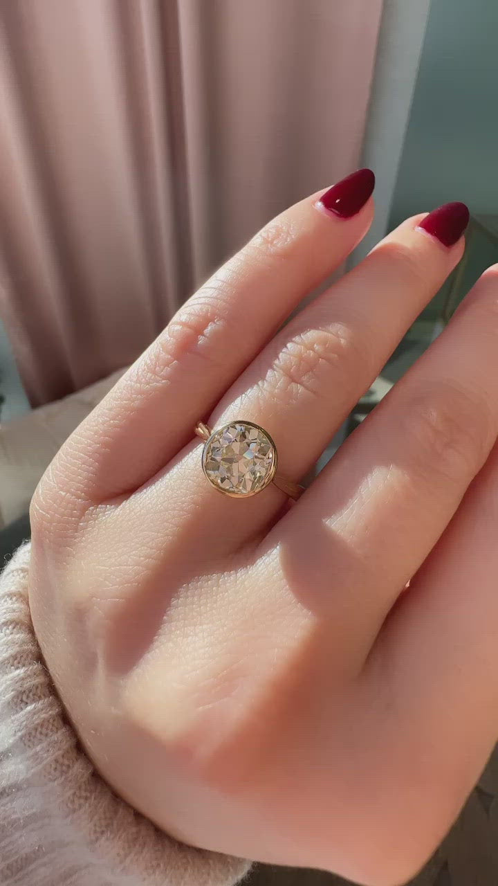 m-z color, si-i clarity diamond in yellow gold setting