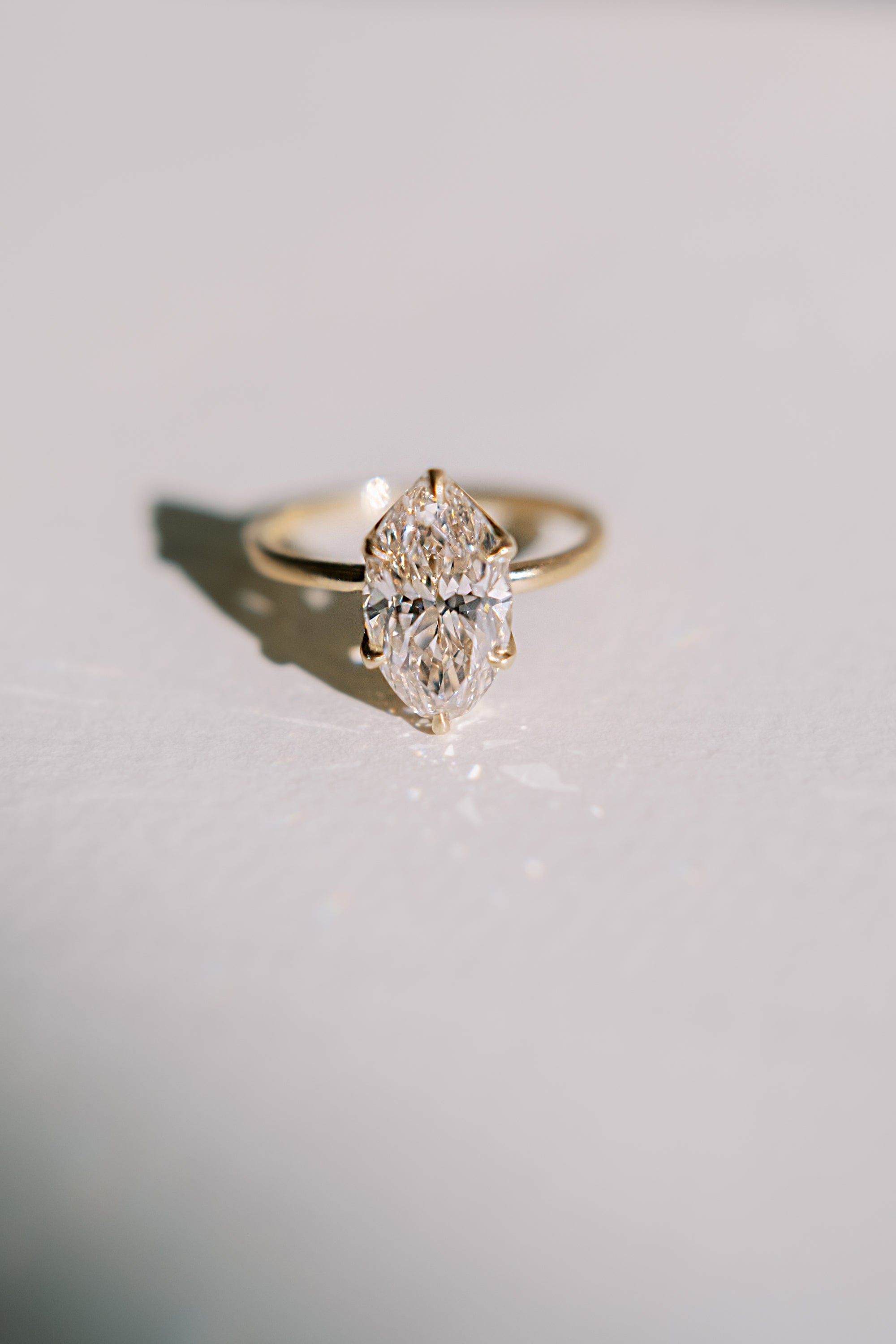 m-z color, si-i clarity in yellow gold setting