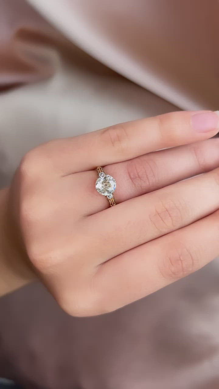 m-z color, si-i clarity diamond in two-tone setting