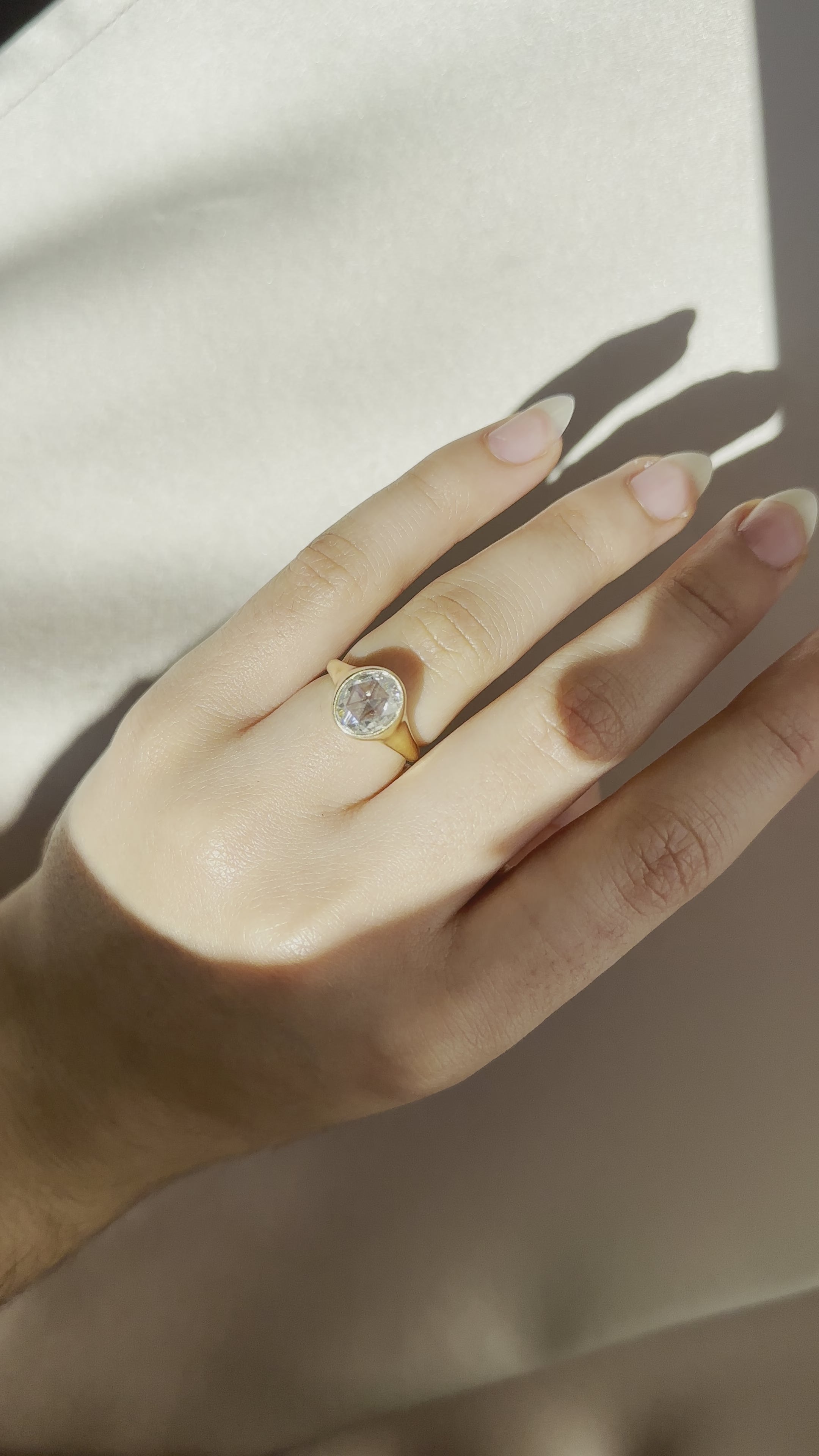 g-h-i color, si-i clarity diamond in yellow gold setting