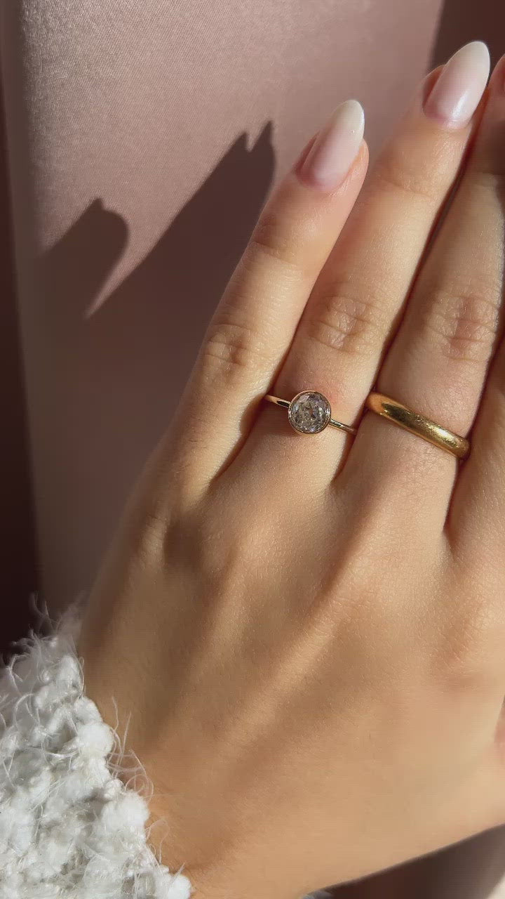 j-k-l color, si-i clarity in yellow gold setting