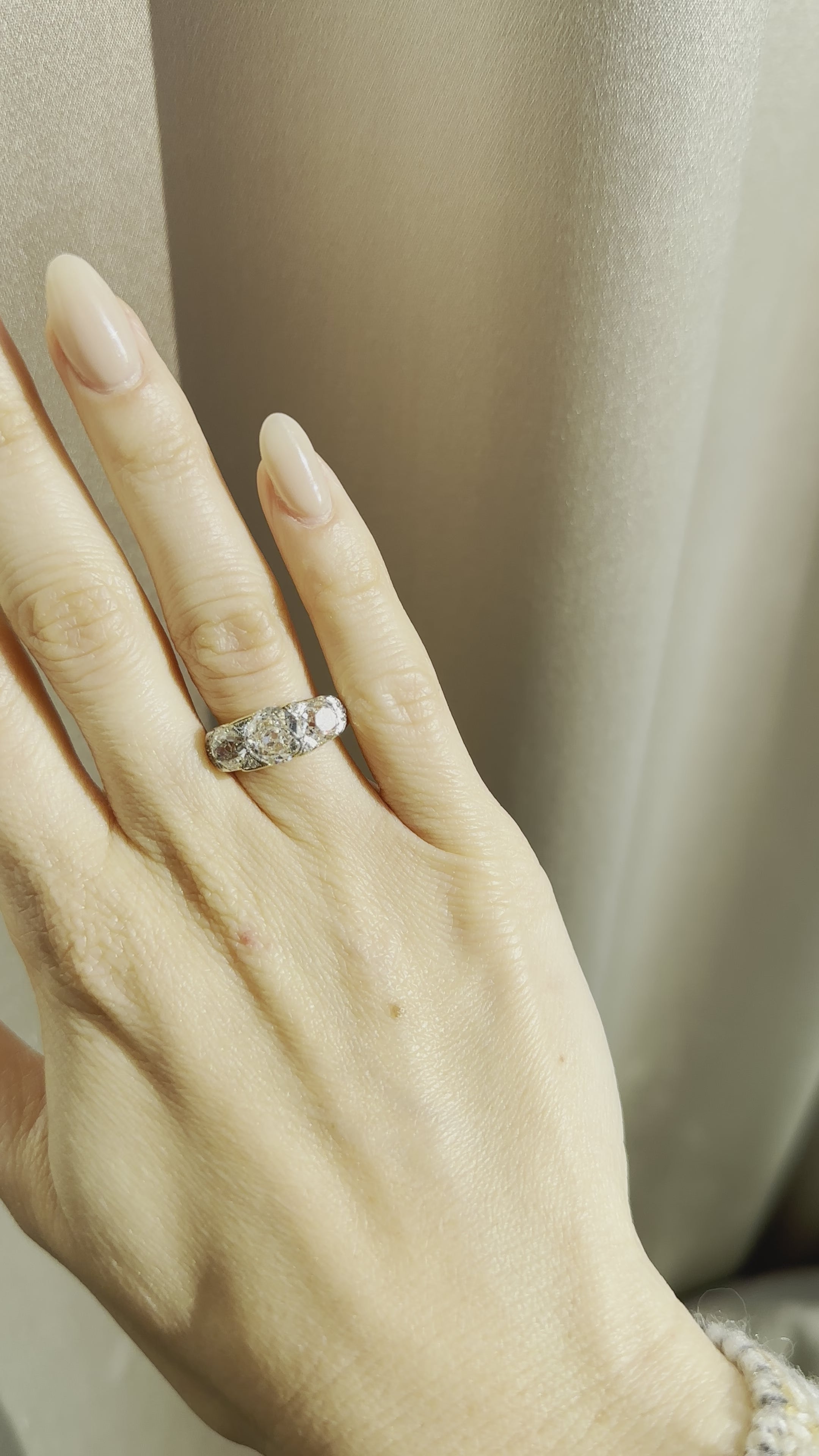 g-h-i color, vs clarity diamond in two-tone setting