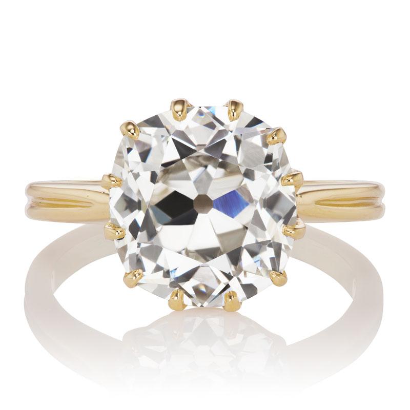 Stunning 4.62 CT Diamond Ring - 18 Karat Yellow Gold Setting