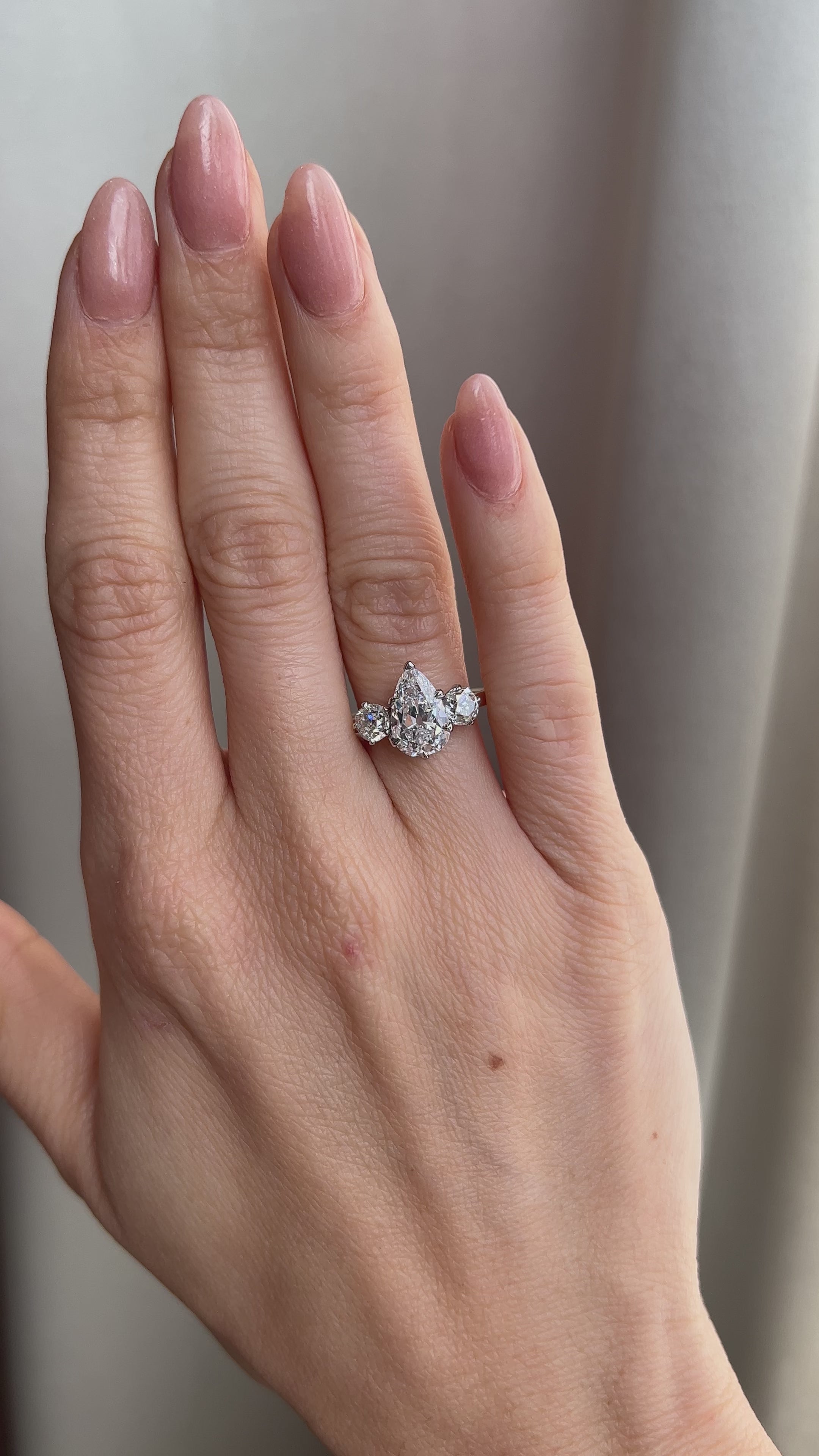 d-e-f color, vs clarity diamond in two-tone setting