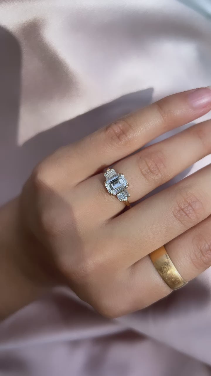 g-h-i color, vs clarity diamond in yellow gold setting