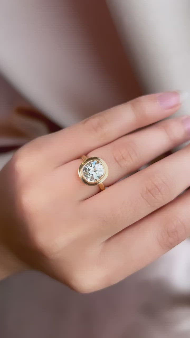 m-z color, vs clarity diamond in yellow gold setting