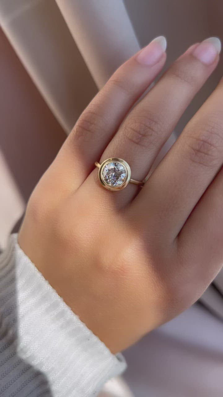 j-k-l color, si-i clarity diamond in yellow gold setting