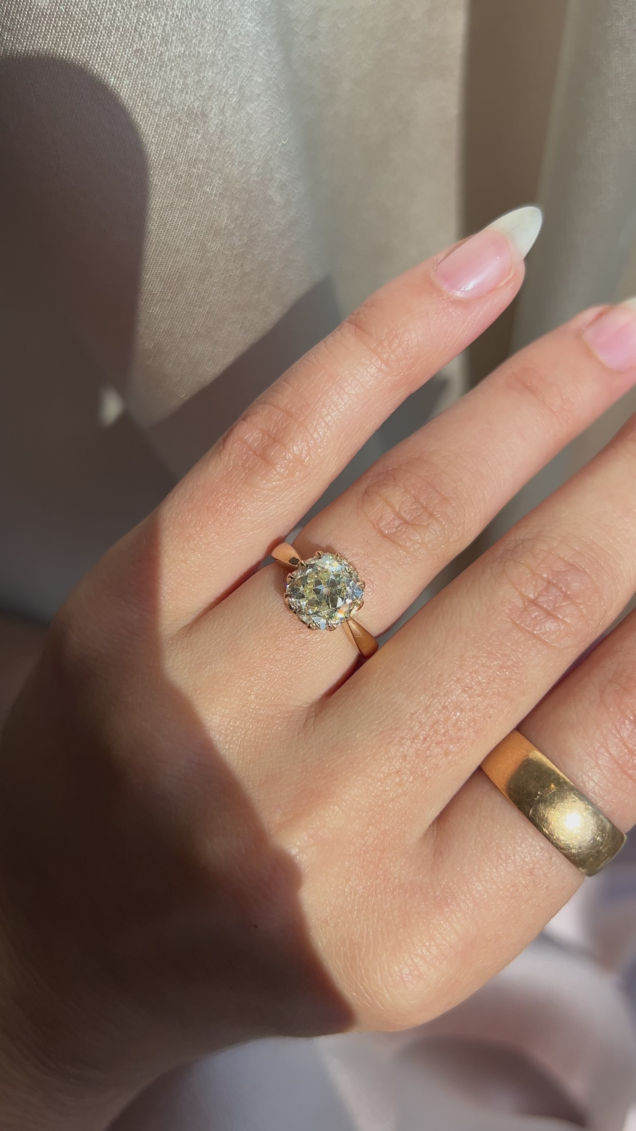 m-z color, si-i clarity diamond in yellow gold setting