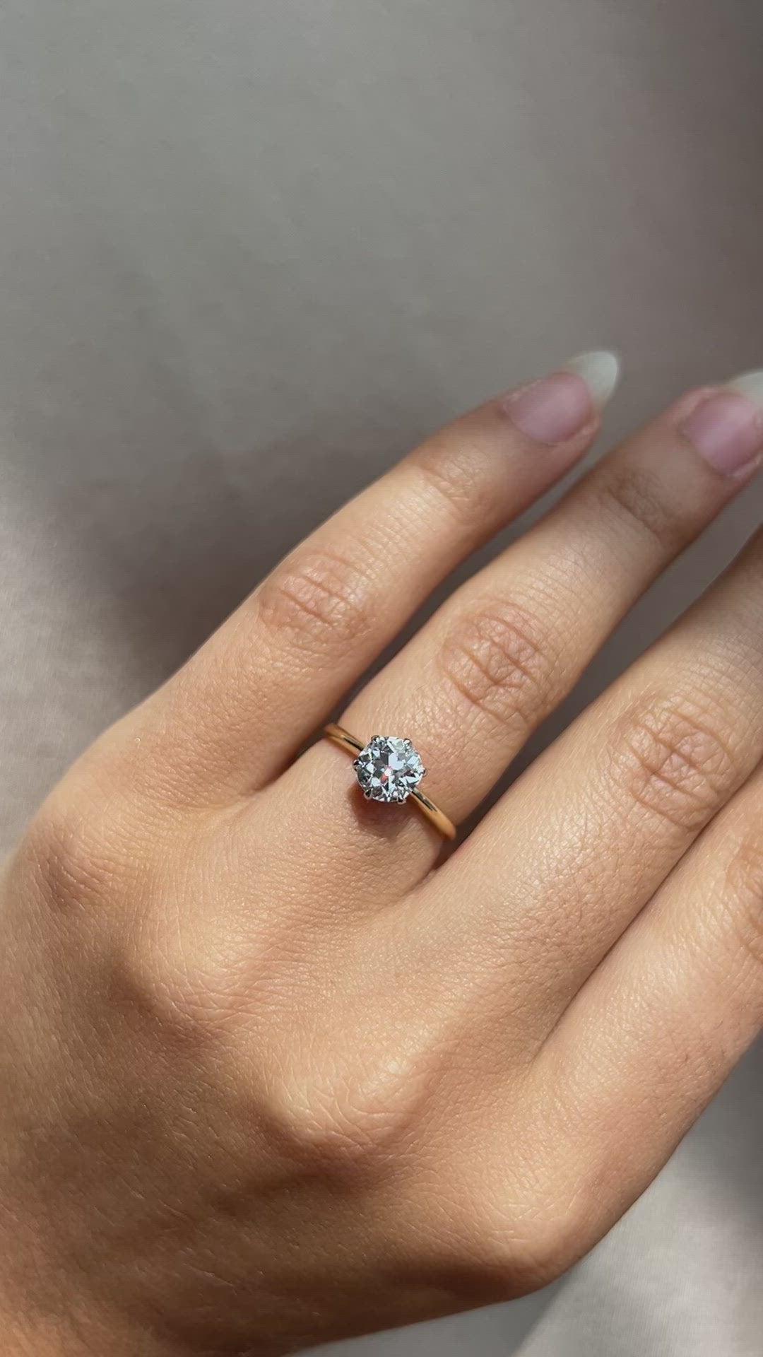 d-e-f color, si-i clarity diamond in two-tone setting