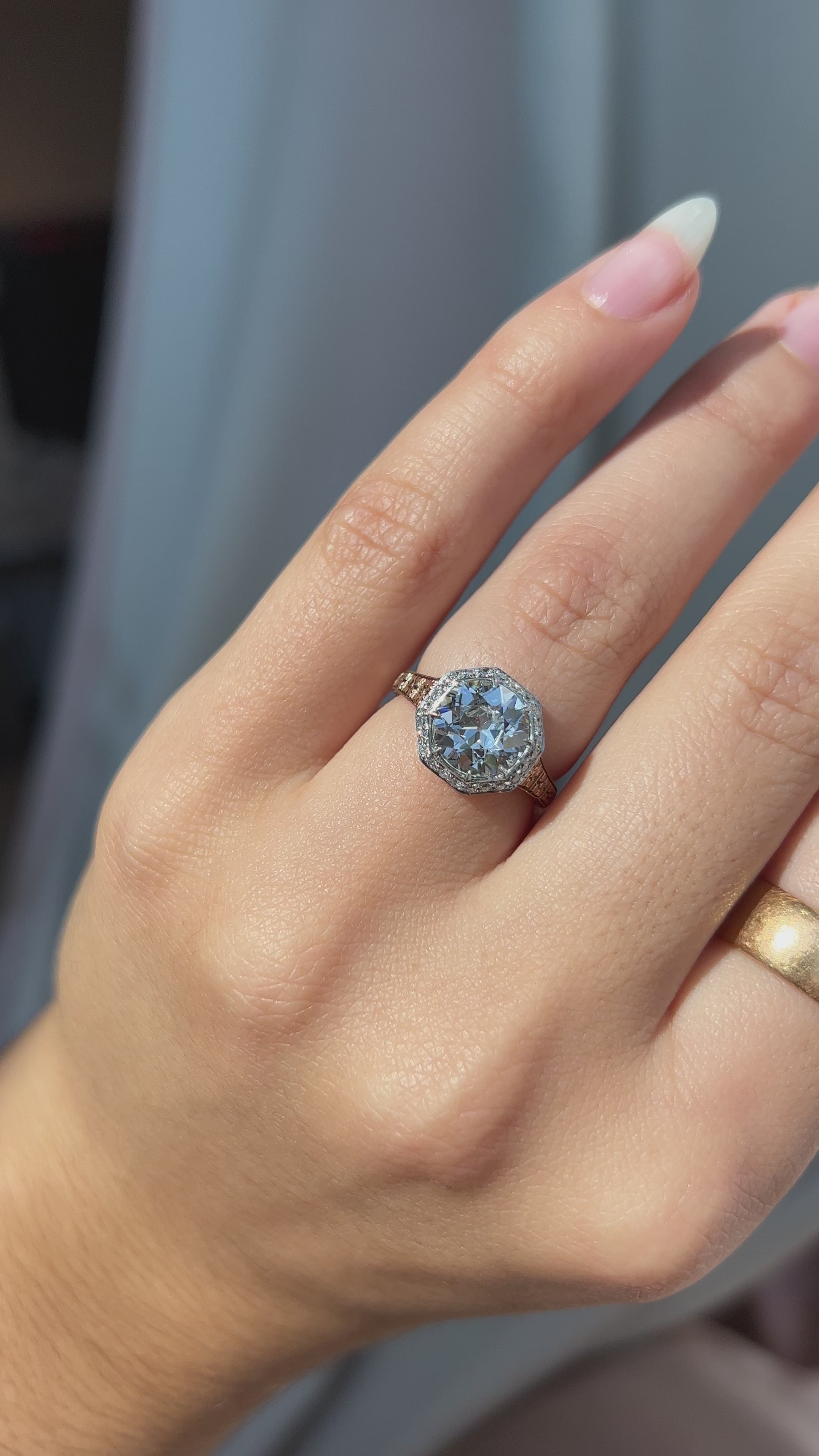 j-k-l color, si-i clarity diamond in two-tone setting