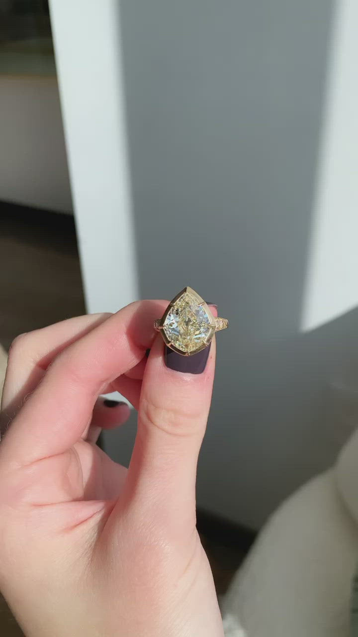 m-z color, si-i clarity diamond rings in yellow gold setting