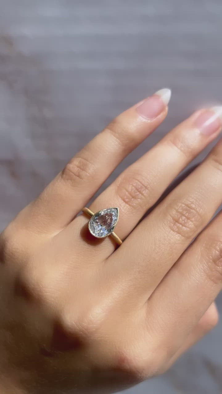 d-e-f color, vs clarity diamond in yellow gold setting