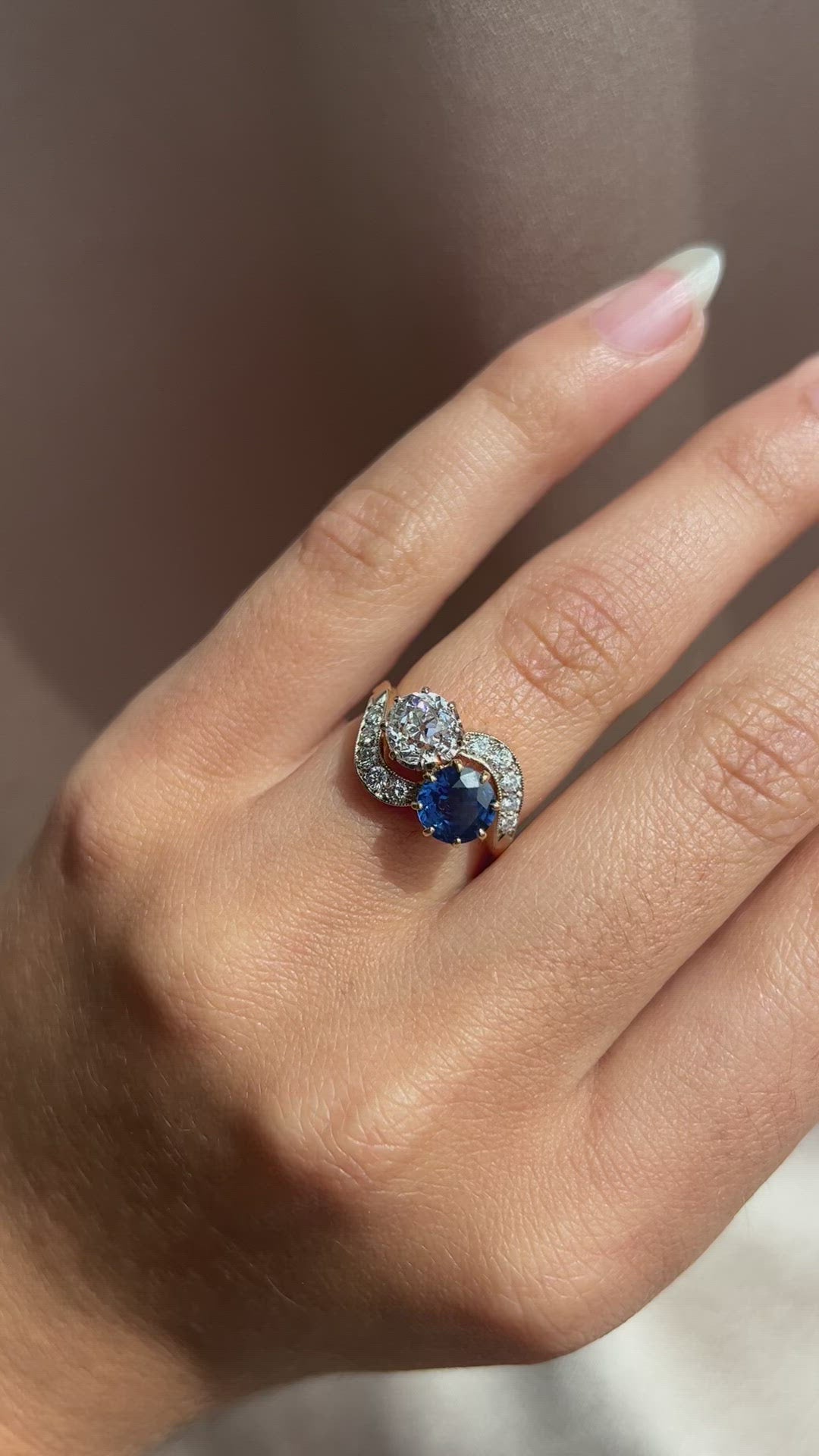 g-h-i color, si-i clarity diamond in two-tone setting