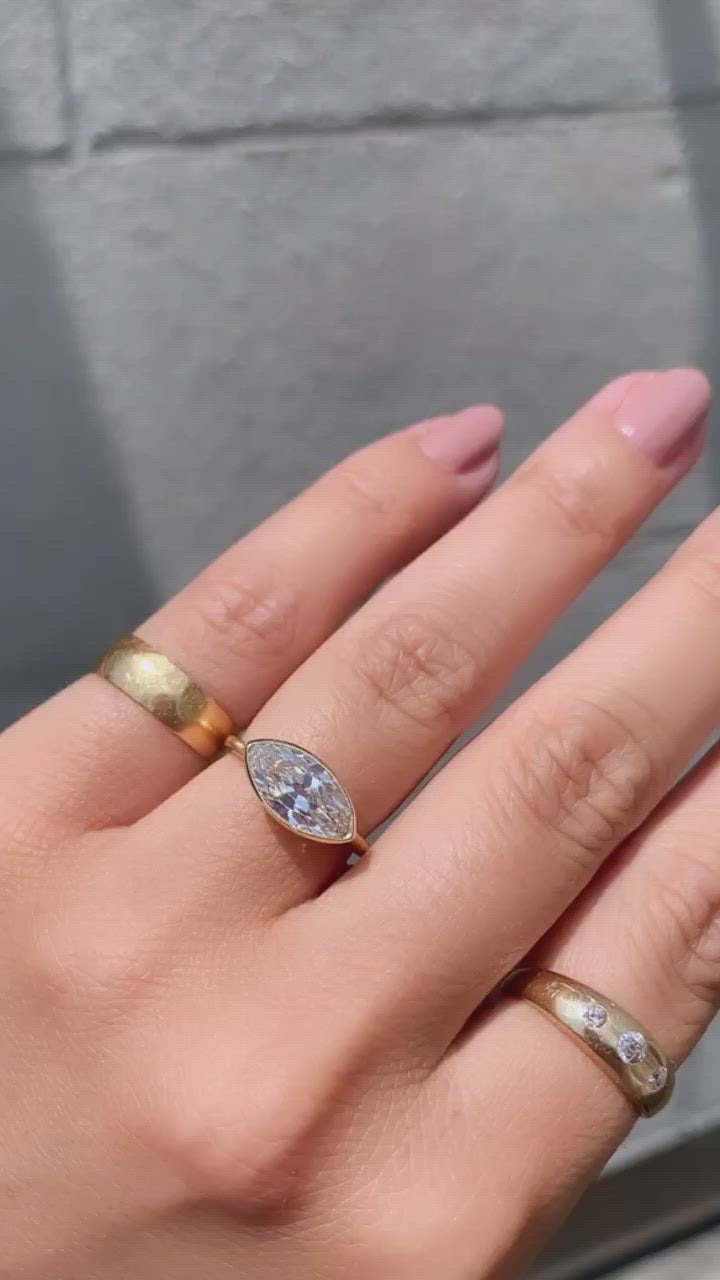 m-z color, vvs clarity diamond in yellow gold setting