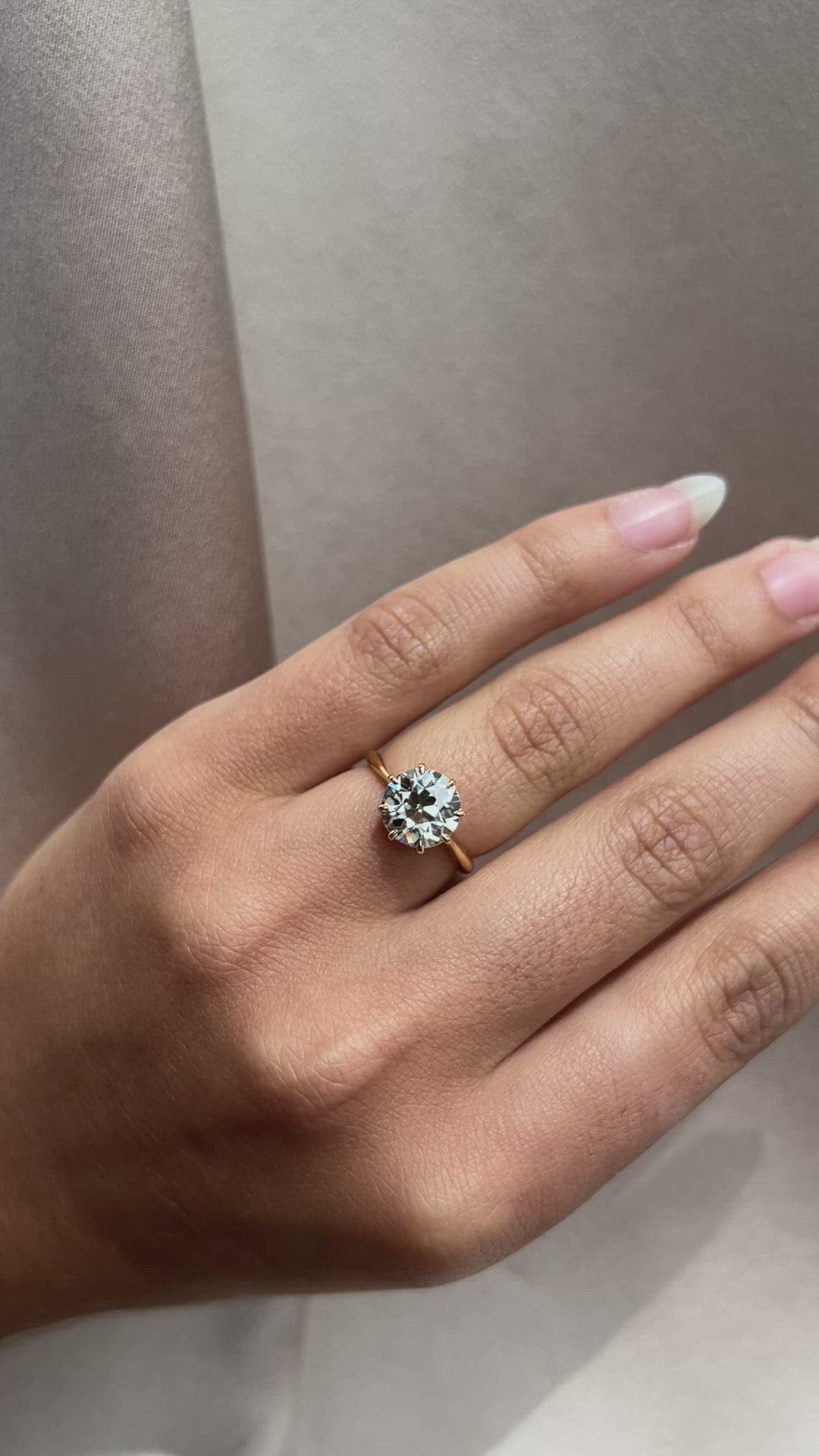 m-z color, vvs clarity diamond in yellow gold setting