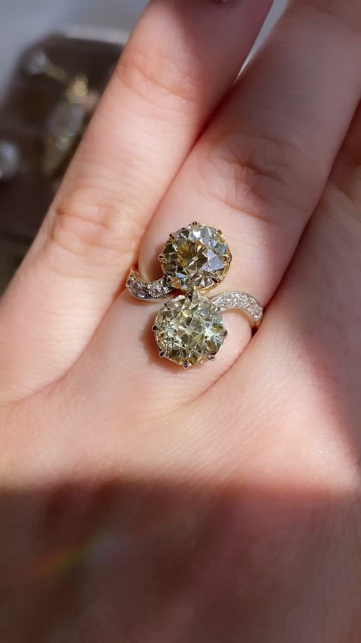 m-z color, vs clarity diamond in two-tone setting