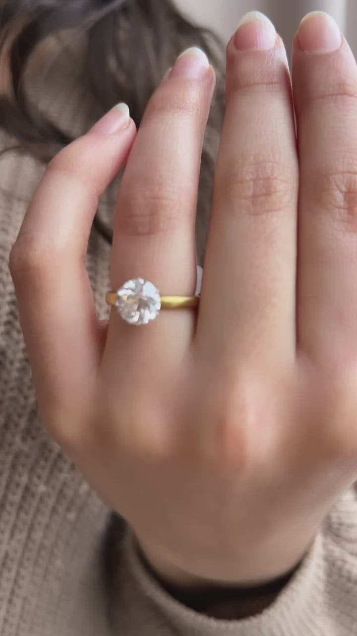 g-h-i color, vs clarity diamond in two-tone setting