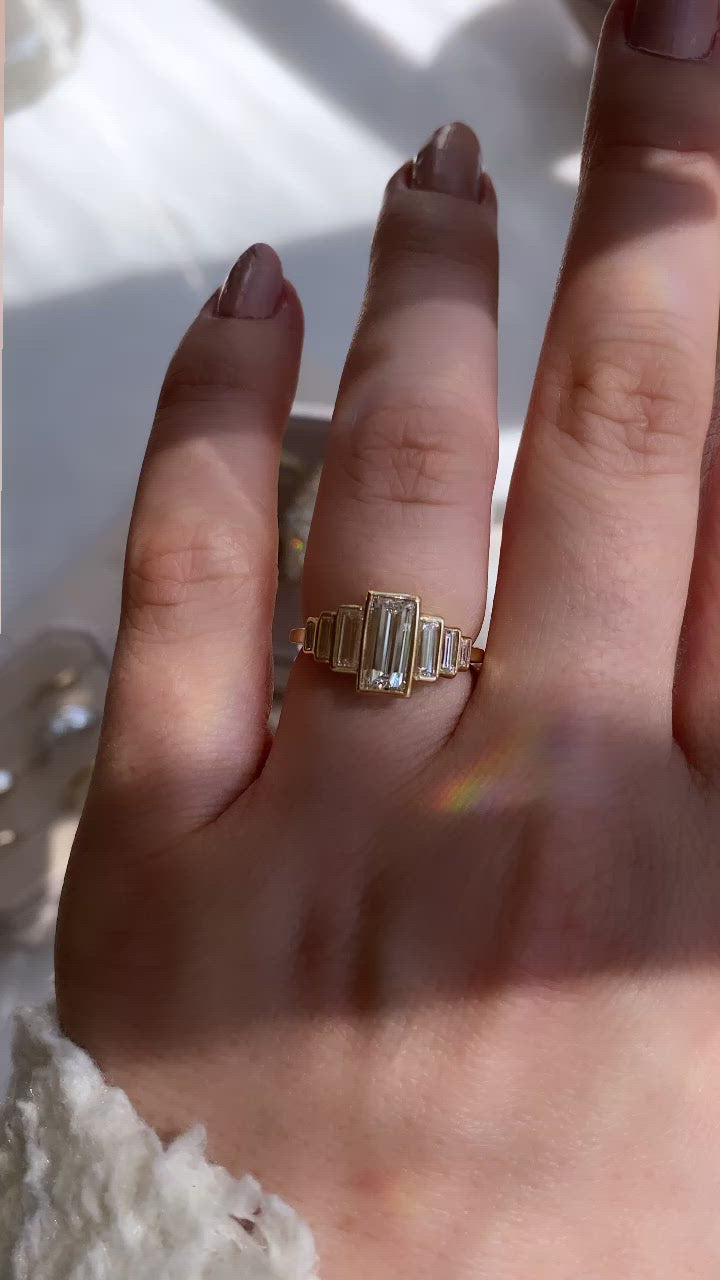 d-e-f color, vs clarity diamond in yellow gold setting