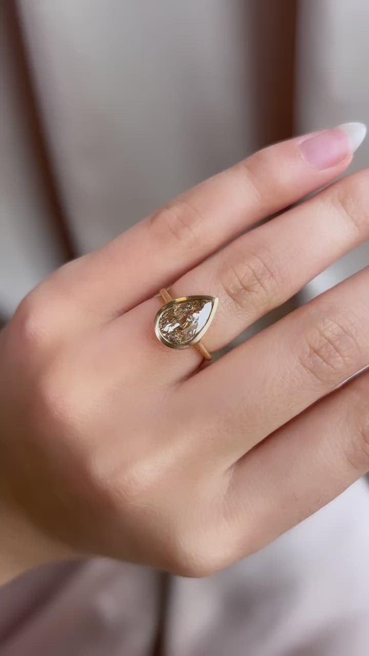 m-z color, si-i clarity diamond in yellow gold setting