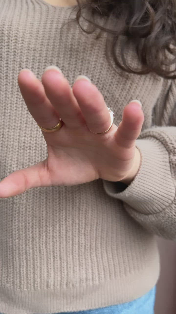 g-h-i color, si-i clarity diamond in two-tone setting