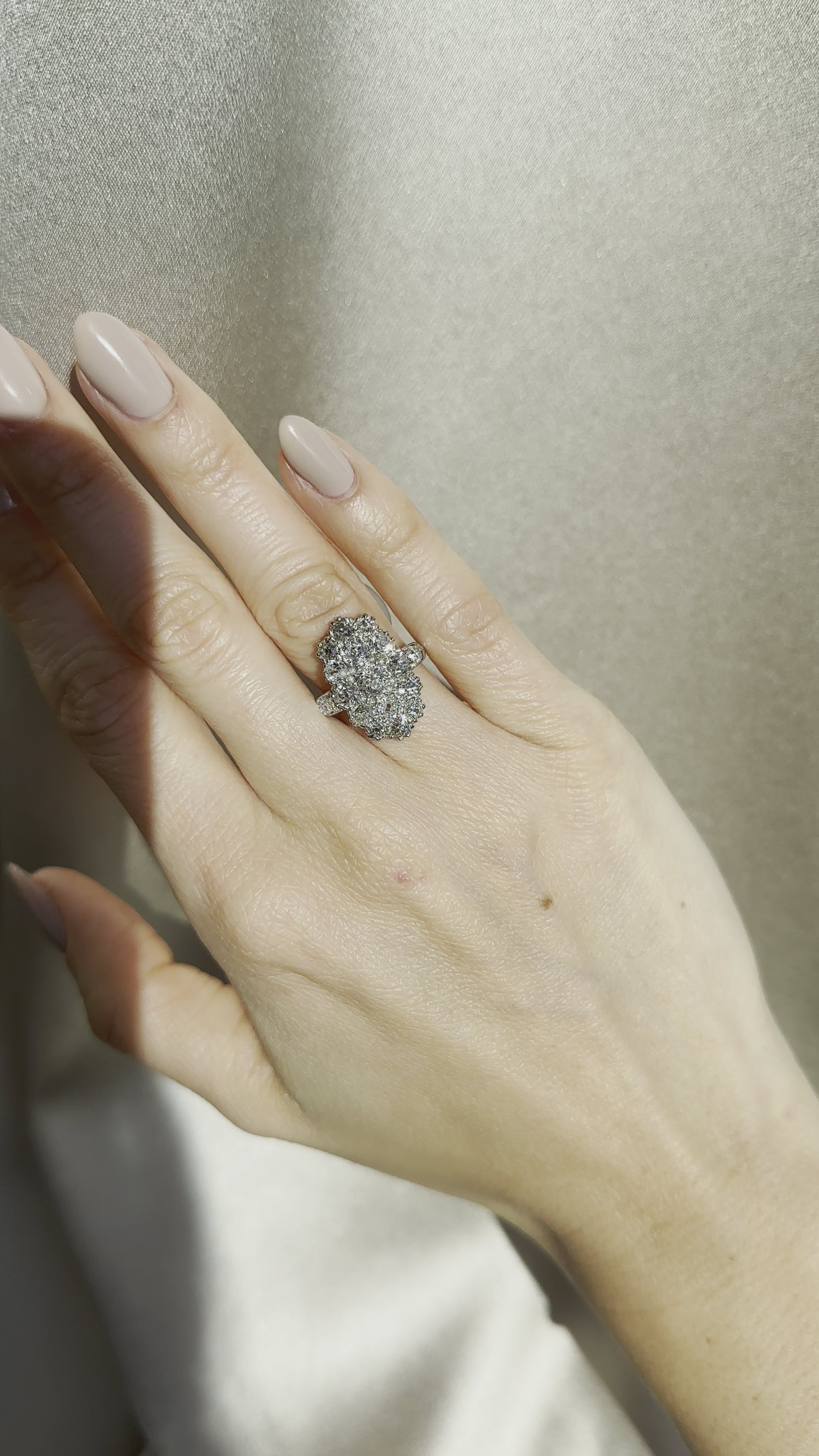 j-k-l color, si-i clarity diamond in two-tone setting