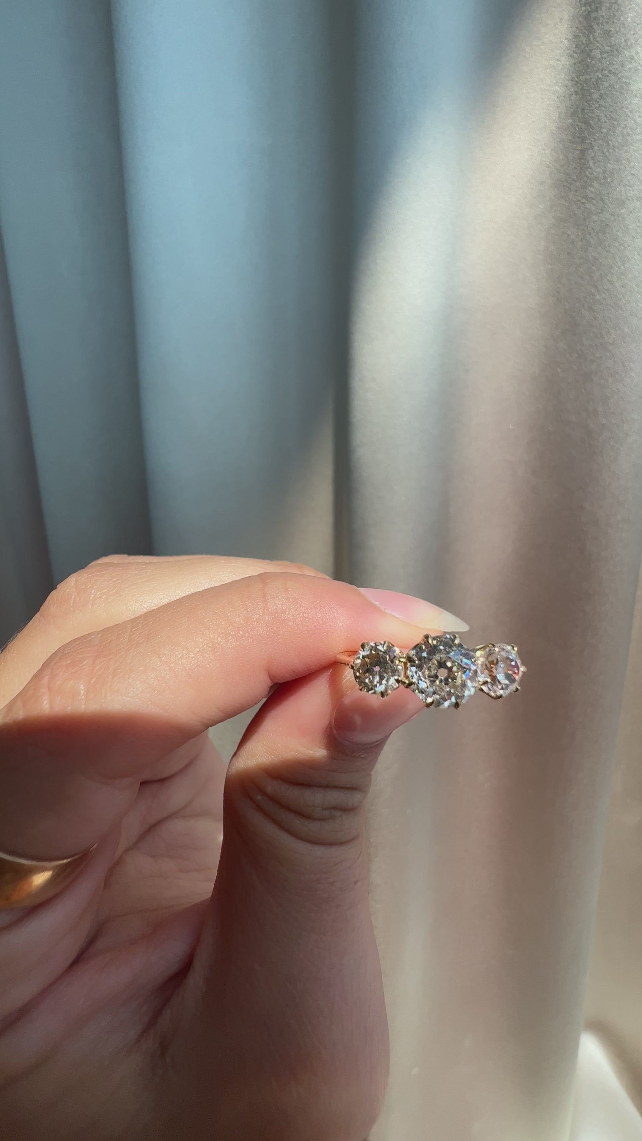 m-z color, si-i clarity diamond in yellow gold setting