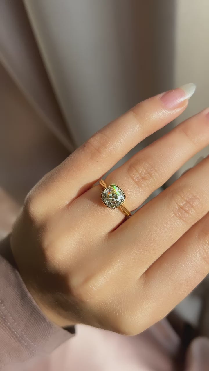 m-z color, vs clarity diamond in yellow gold setting