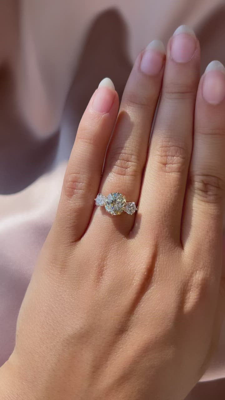 fancy color, si-i clarity diamond in two-tone setting