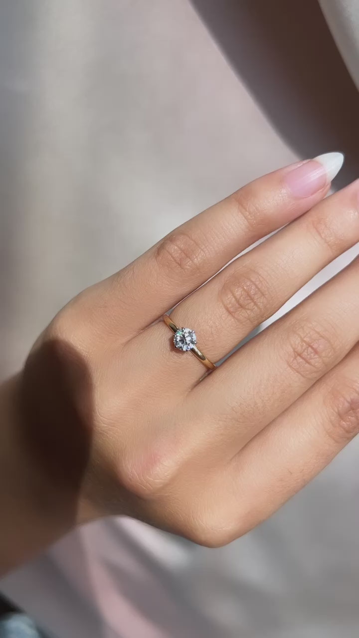 g-h-i color, vvs clarity diamond in two-tone setting