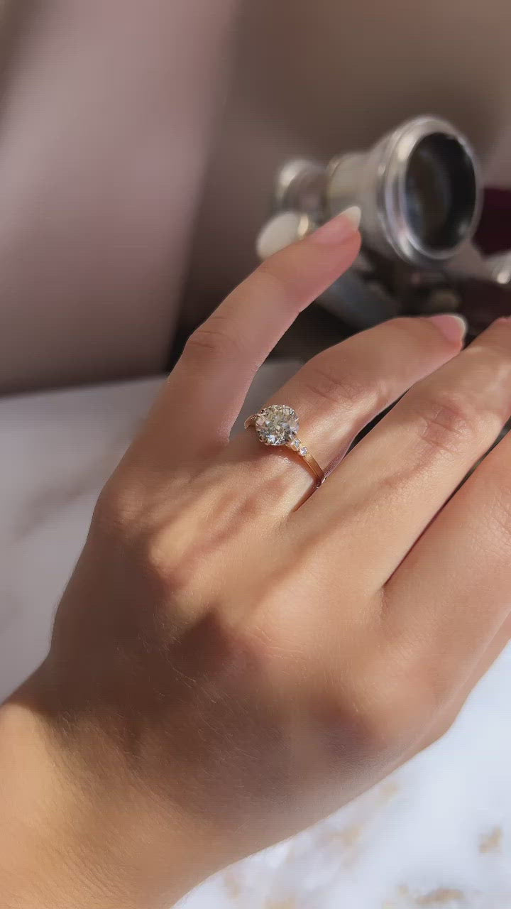 m-z color, vs clarity diamond in yellow gold setting