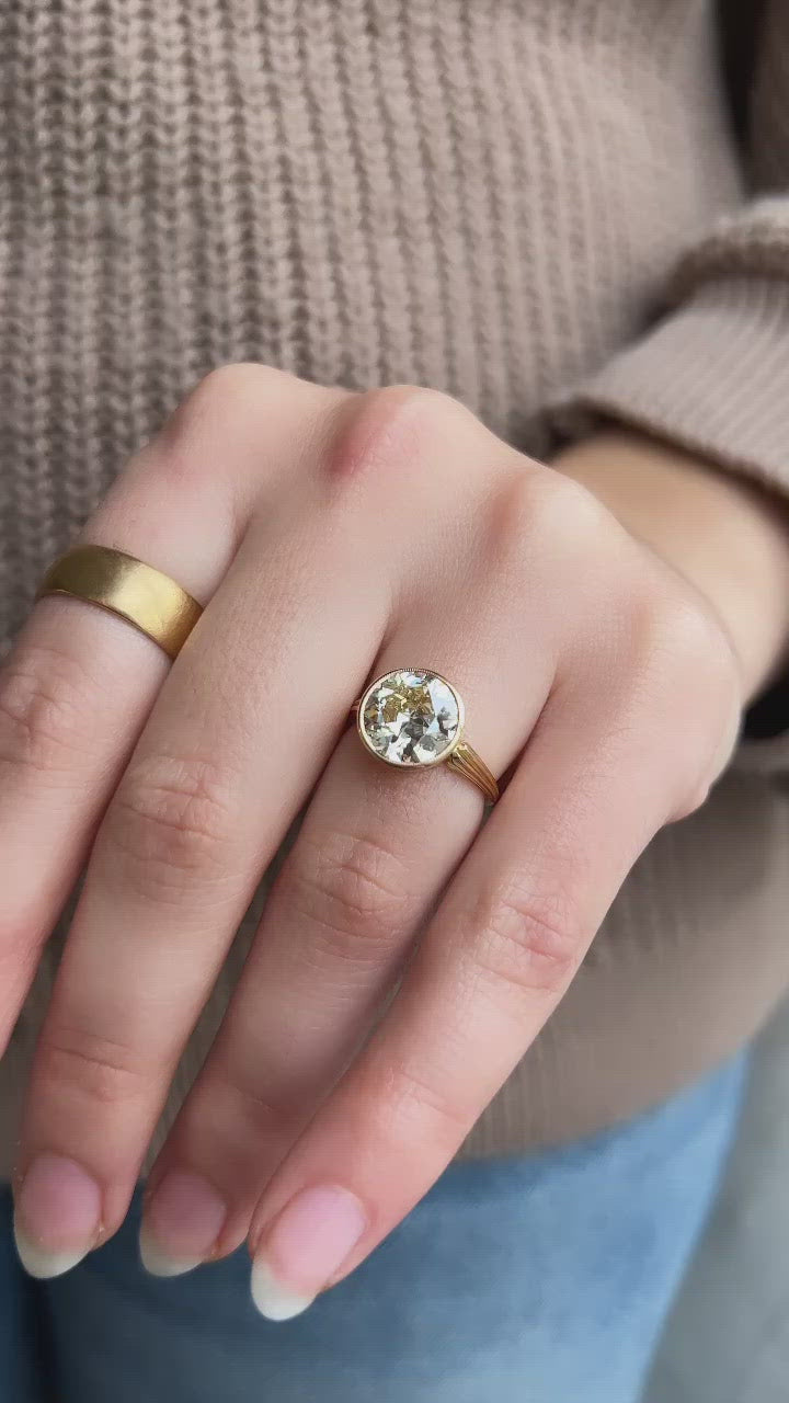 m-z color, vvs clarity diamond in yellow gold setting