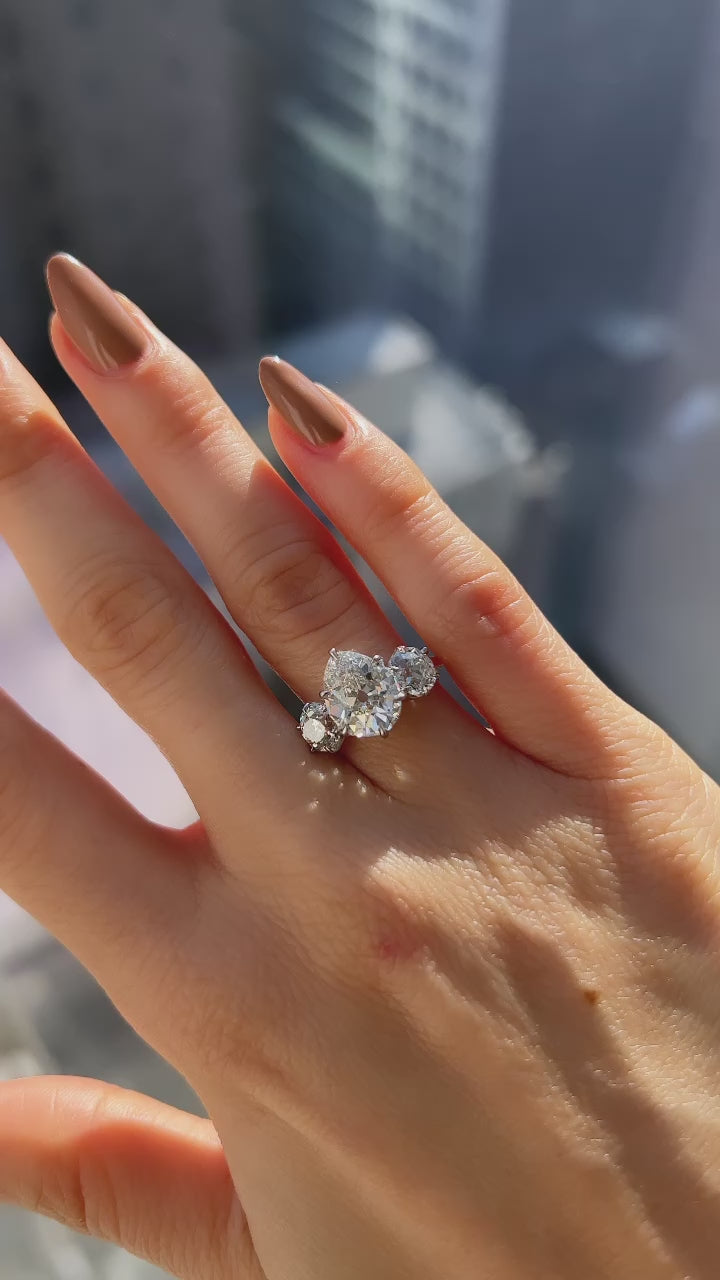 g-h-i color, si-i clarity diamond in two-tone setting