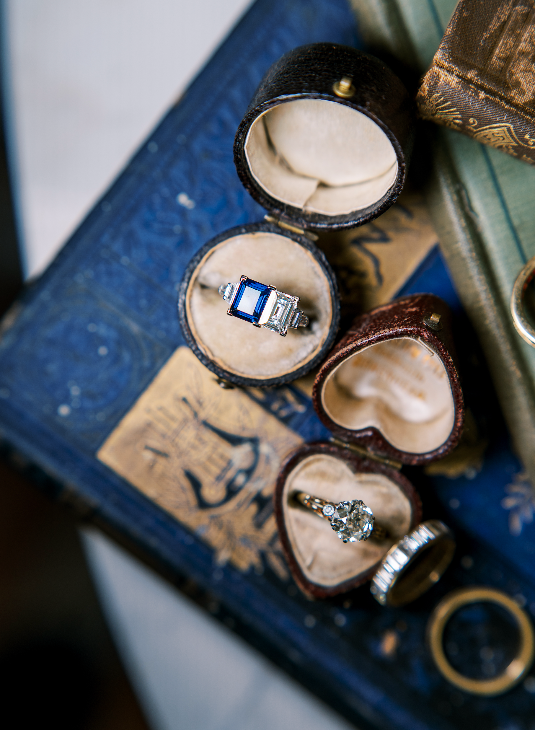 d-e-f color, si-i clarity in platinum setting