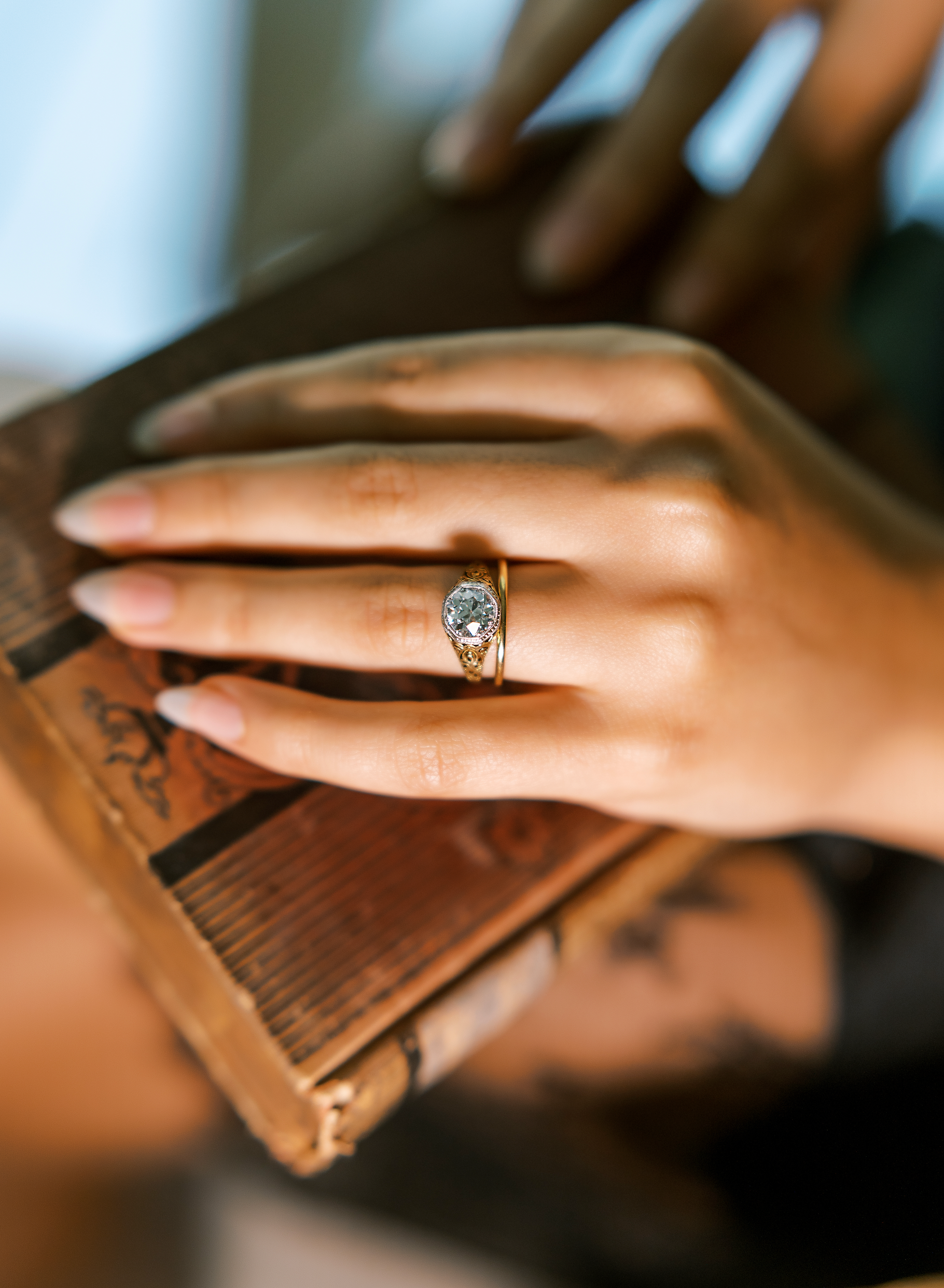 d-e-f color, si-i clarity diamond in two-tone setting