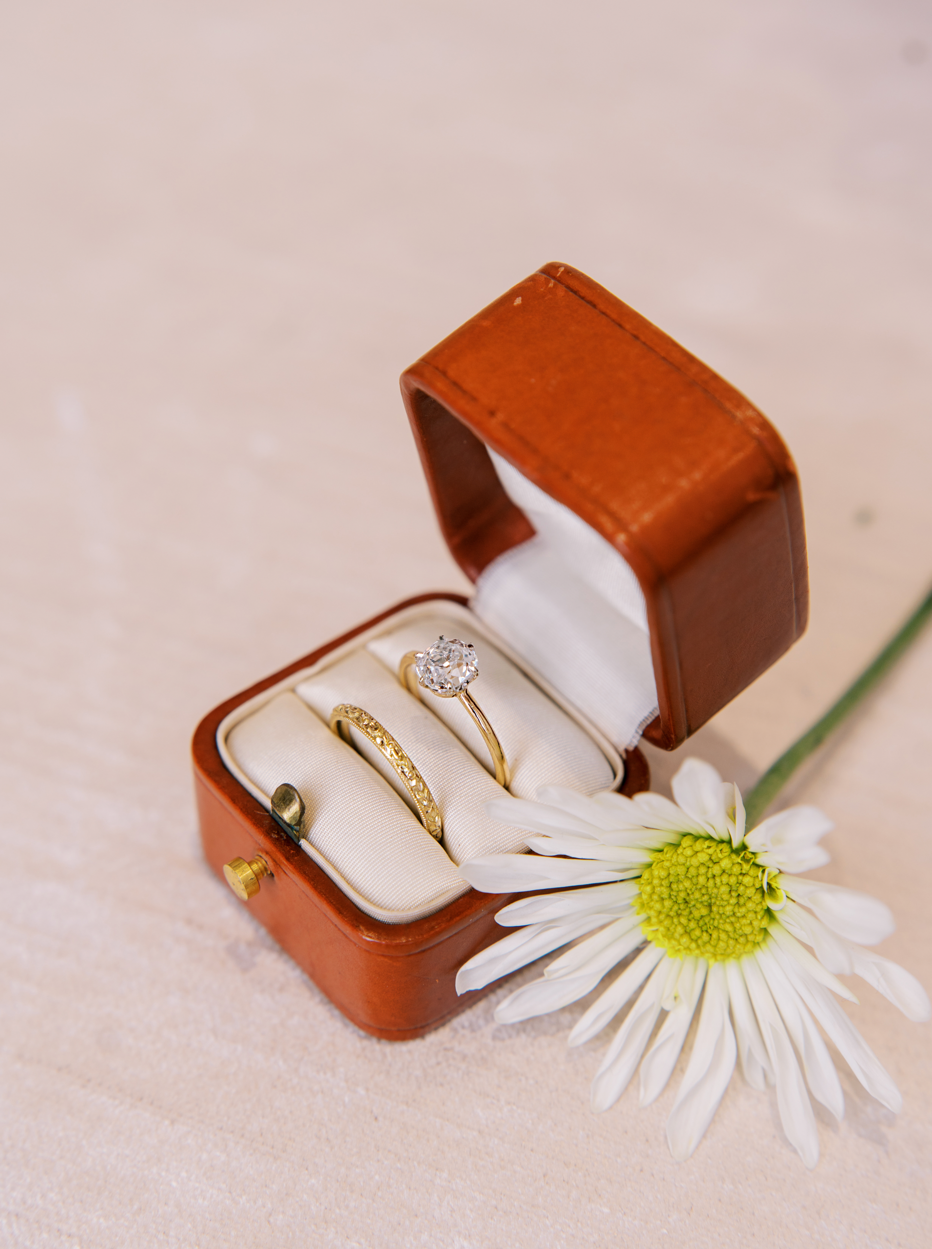 d-e-f color, vs clarity diamond in two-tone setting