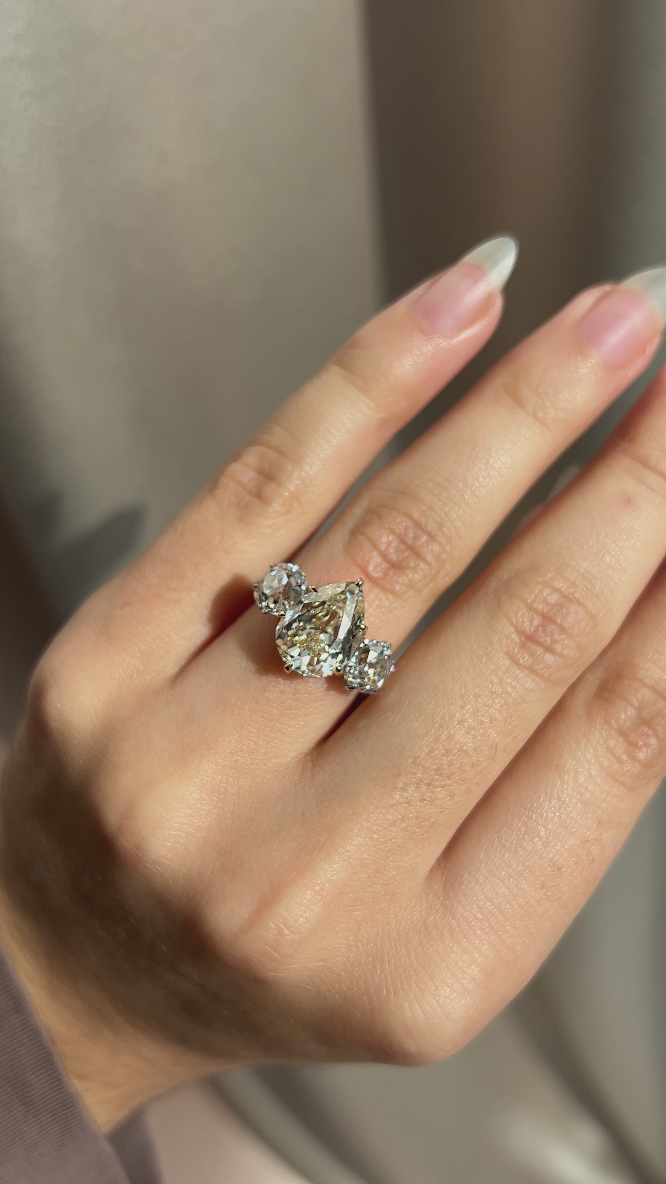 m-z color, vvs clarity diamond in two-tone setting