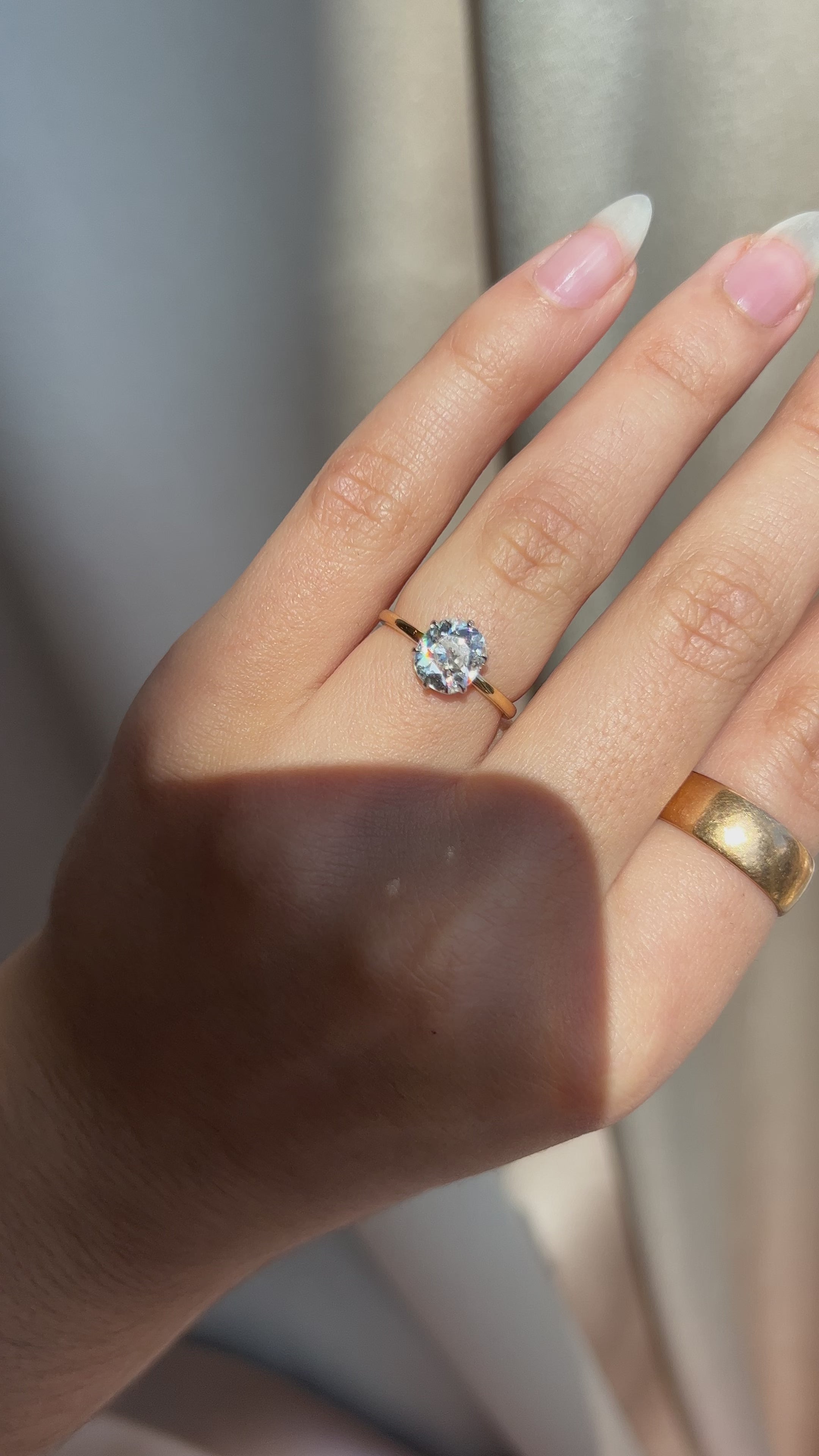 g-h-i color, si-i clarity diamond in two-tone setting