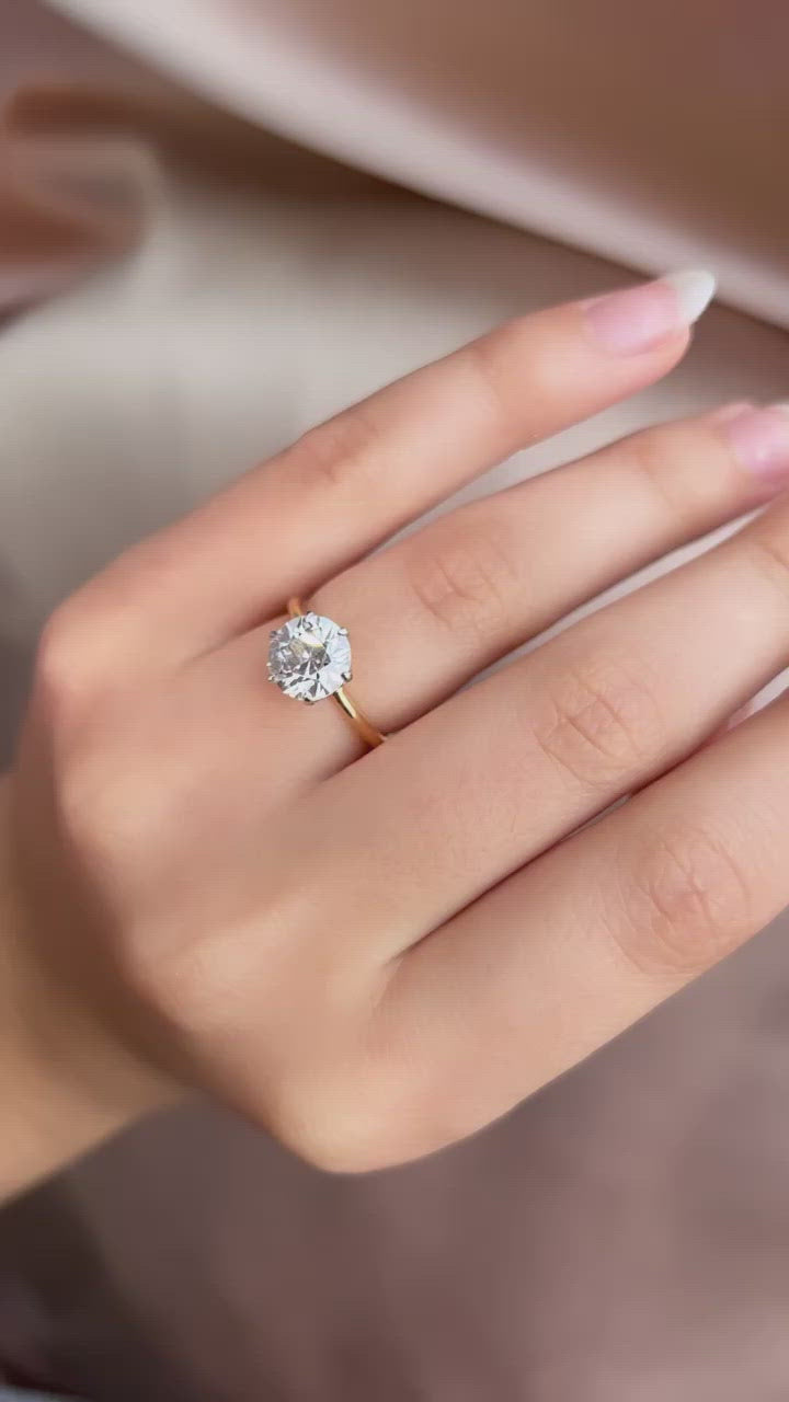 d-e-f color, vs clarity diamond in two-tone setting