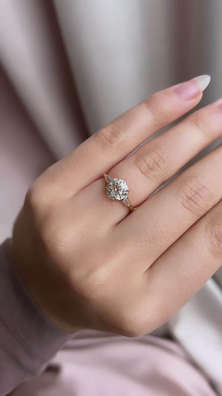 m-z color, vvs clarity diamond in yellow gold setting