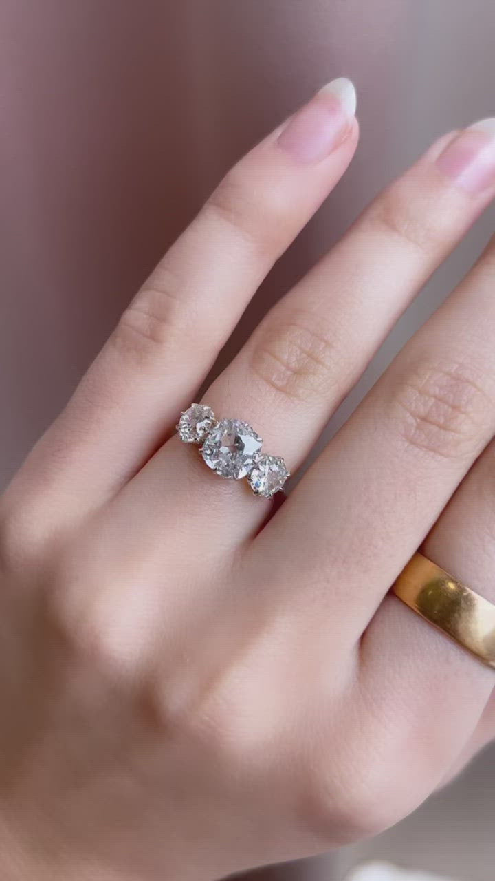 g-h-i color, si-i clarity diamond in two-tone setting