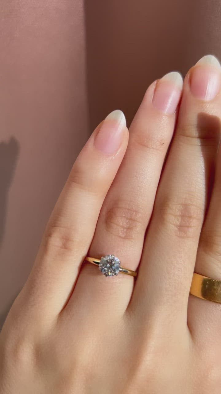 g-h-i color, vvs clarity diamond in two-tone setting