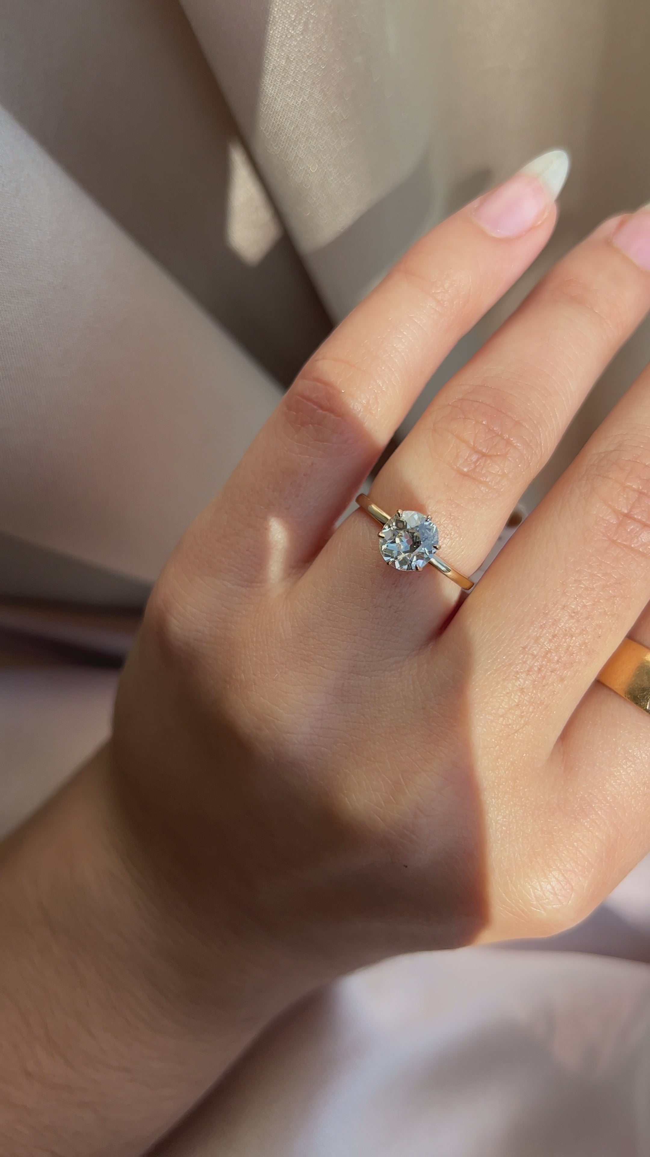 m-z color, si-i clarity diamond in yellow gold setting