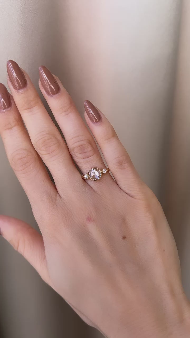 g-h-i color, si-i clarity diamond in yellow gold setting