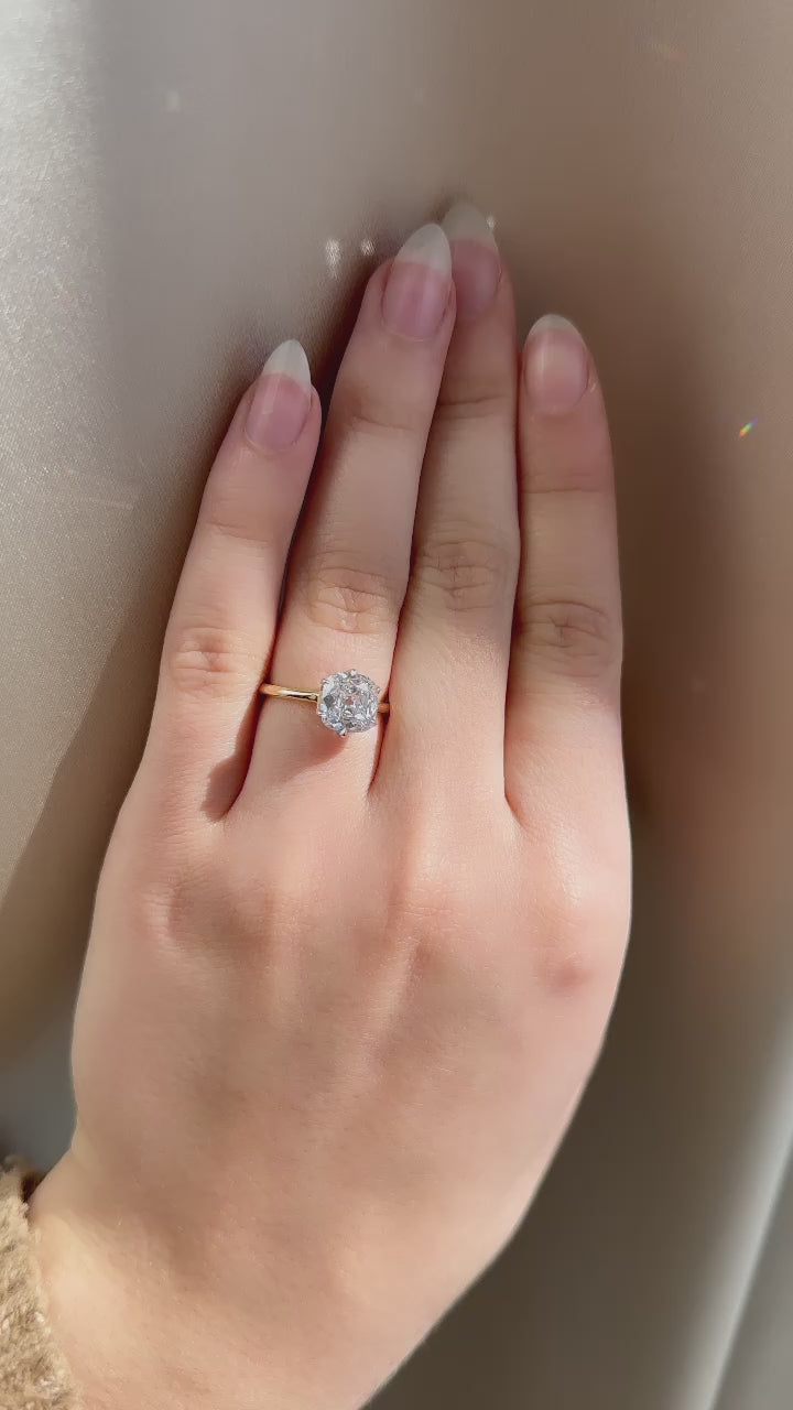 d-e-f color, si-i clarity diamond in two-tone setting