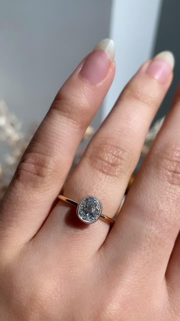 g-h-i color, si-i clarity diamond in two-tone setting