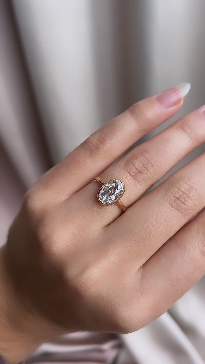 g-h-i color, si-i clarity diamond in yellow gold setting